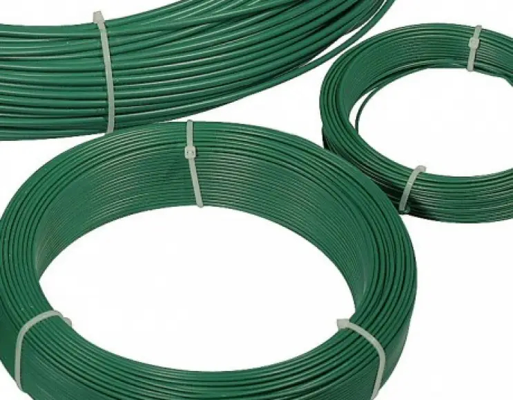 Plasticized wire for metal mesh tensioning