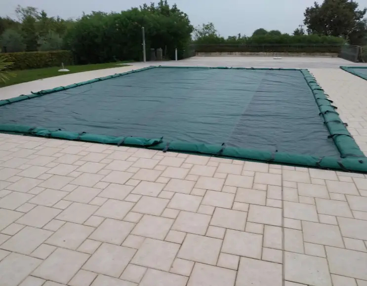 Poolabdeckung in PE 230 gr vorbereitet für Wassersäcke