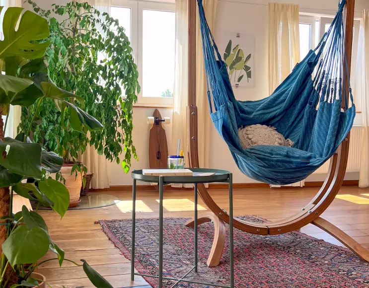 HÄNGESTUHLHALTERUNG AUS HOLZ